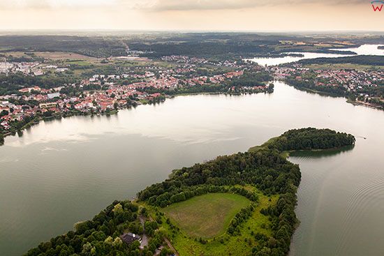 Mragowo, panorama na miasto przez Polwysep Czterech Wiatrow na jeziorze Czos. EU, PL, Warm-Maz. Lotnicze.